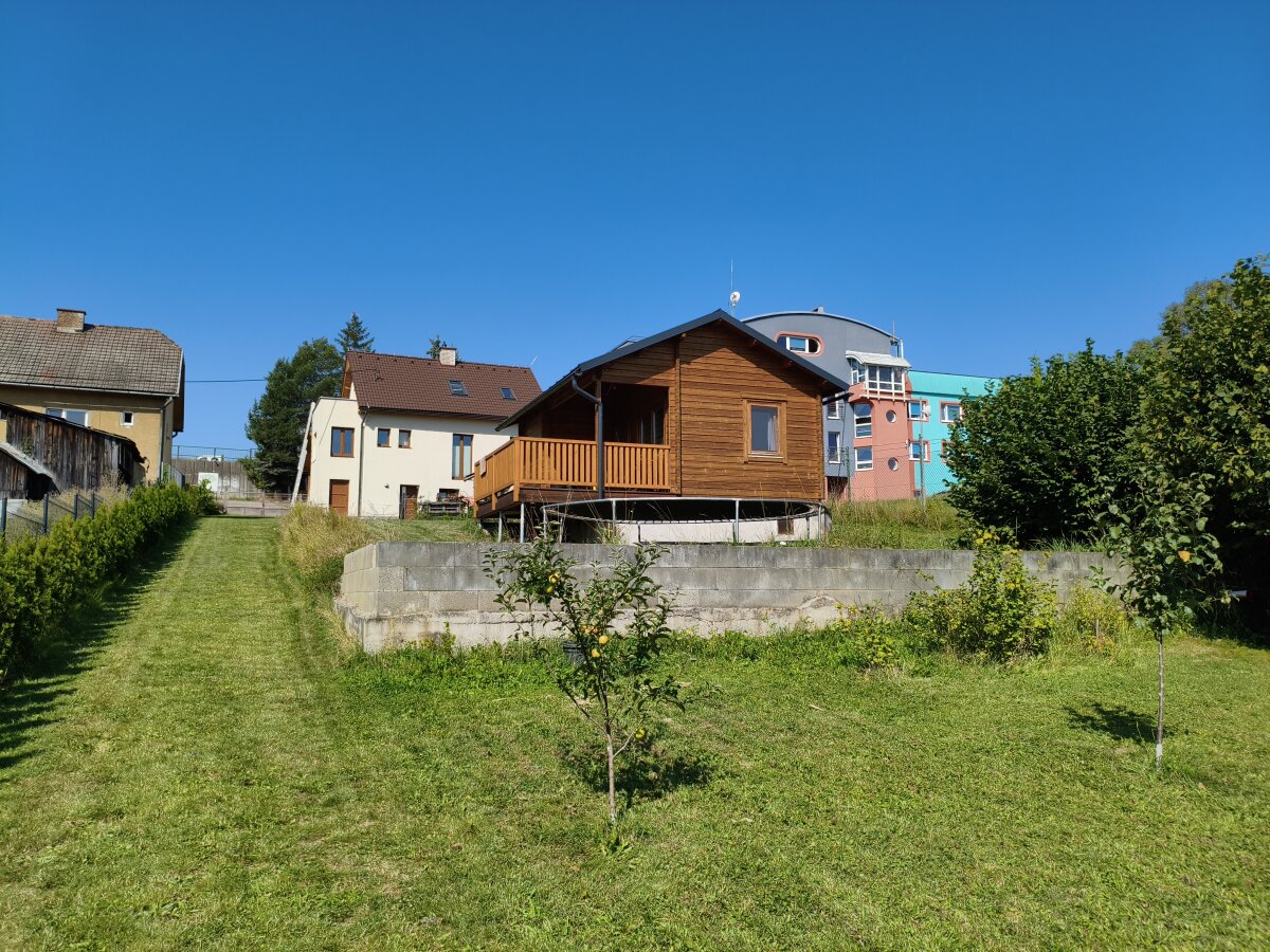Rodinný dom s veľkou záhradou a volejbalovým ihriskom